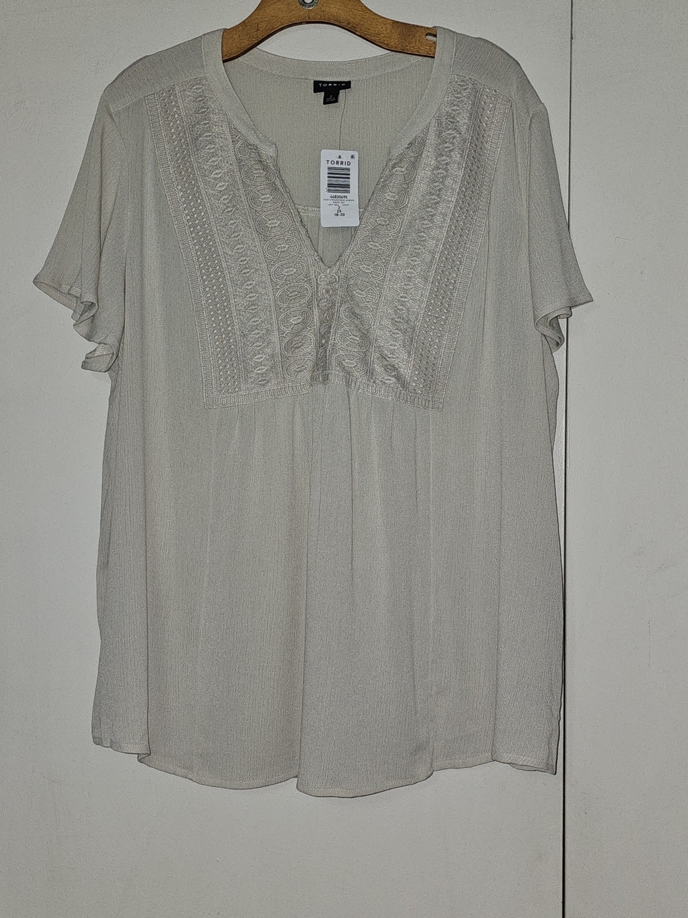 torrid NWT Cream/Beige V-Neck Embroidered Flutter Sleeve Blouse Sz 2 (18-20)